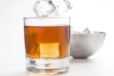 含酒精饮料与冰块 交融的艺术与科学